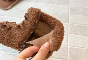 Vista dettagliata della calda fodera interna in peluche e cerniera degli stivali invernali