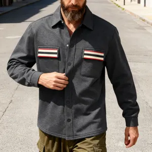 Gros plan d'une veste de travail rétro gris foncé pour homme avec poches rayées