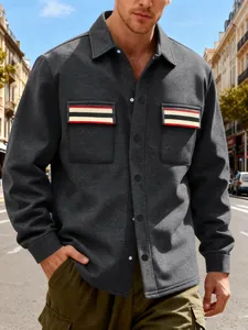 Veste de travail rétro pour homme grise avec détails de poches rayées, style rue urbain.