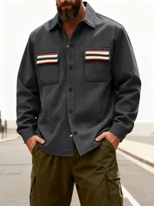 Détail de la veste polaire rétro américaine pour hommes avec poches à rayures contrastées.