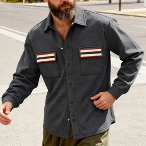 Gros plan sur une veste polaire grise vintage avec poches poitrine contrastées