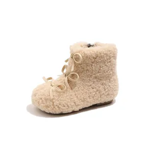 Stivaletti in peluche color crema per bambine con fiocchi decorativi invernali