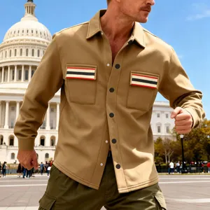 Détail d'une veste de travail rétro kaki pour homme avec rabats de poche rayés.