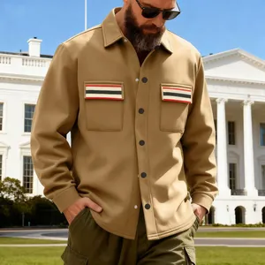 Veste de travail rétro kaki pour hommes avec détails de poches rayées colorées.