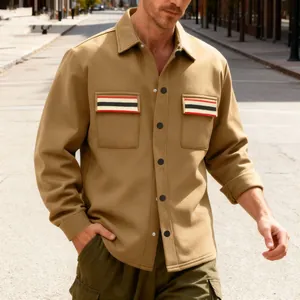 Détail d'une veste de travail rétro pour hommes avec poches rayées et boutons noirs