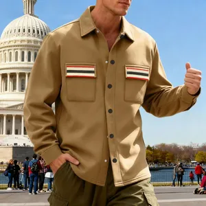 Veste de travail vintage pour homme avec doublure polaire et détails de poche rayés.