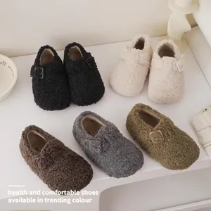 Vue détaillée montrant plusieurs options de couleurs pour des sabots douillets en peluche