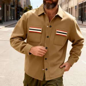 Vue rapprochée d'une veste de travail kaki vintage avec détails de poches à rayures