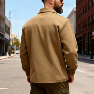 Vue arrière d'une veste polaire de travail rétro américaine kaki pour homme dans la rue