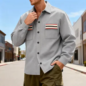 Détail d'une veste de travail rétro grise doublée pour homme avec poche à rayures