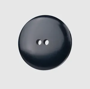 Vue rapprochée d'un bouton en résine japonaise bleu marine de haute qualité à deux trous
