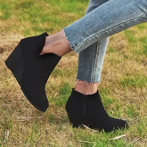 Retro Damen Keilstiefeletten aus schwarzem Wildleder mit Reißverschluss auf Gras
