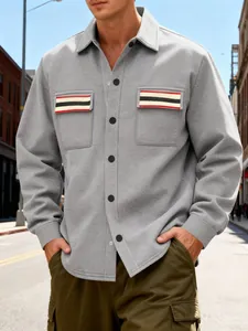 Vue détaillée d'une veste de travail grise pour homme avec poches rayées vintage
