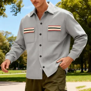 Vue détaillée de la veste de travail rétro grise pour homme avec poches rayées.