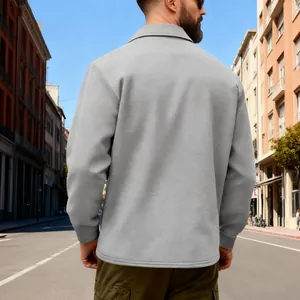 Vue arrière détaillée d'une veste polaire grise de style rétro pour hommes en milieu urbain