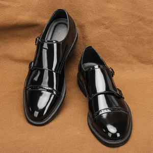 Vista dall'alto di scarpe monk da uomo in pelle nera lucida con doppia fibbia e puntale