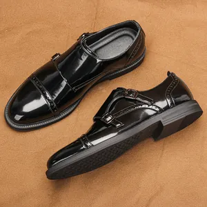 Dettaglio scarpe Monk strap in pelle nera lucida con motivi traforati brogue