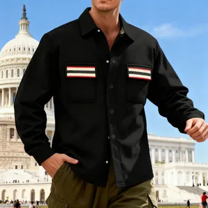Détail d'une veste de travail rétro noire pour homme avec poches poitrine rayées
