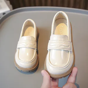 Elegante beige glänzende Leder-Loafer für Kinder mit weicher rutschfester Gummisohle
