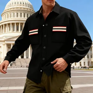 Détail d'une veste de travail noire rétro pour homme avec accents de poches rayées