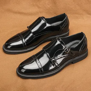 Scarpe doppia fibbia in vernice nera lucida con classici dettagli brogue traforati.