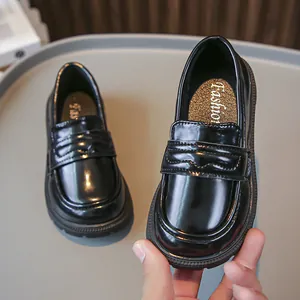 Klassische schwarze Lackleder-Loafer für Kinder mit weichen Sohlen und Slip-on-Design
