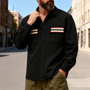 Détail d'une veste de travail vintage noire pour homme avec poches à rayures contrastées