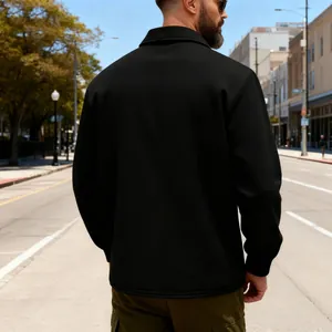 Vue arrière de la veste de travail vintage noire pour hommes avec revers en ville