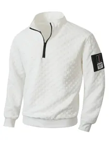 Dettaglio pullover in pile bianco a scacchi con mezza zip e toppa sulla manica sinistra