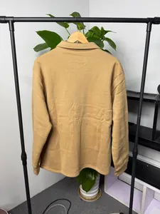 Vue arrière détaillée d'une veste polaire camel rétro pour homme avec un col rabattu classique