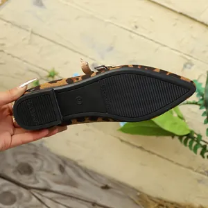 Détail de chaussures Mary Jane à imprimé léopard avec une semelle en caoutchouc antidérapante
