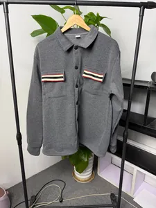 Vue détaillée d'une veste polaire grise pour homme avec rabats de poche à rayures contrastées