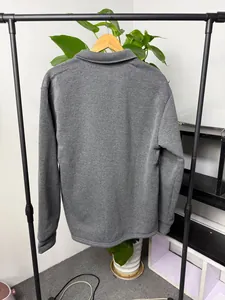 Vue détaillée du dos d'une veste de travail grise doublée en polaire pour homme.