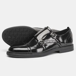 Vista dettagliata delle scarpe monk a doppia fibbia in pelle verniciata nera da uomo