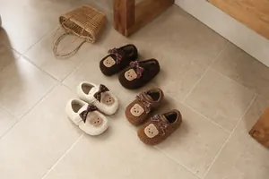 Warme Plüschschuhe für Kleinkinder mit Bären-Patches und Karoschleifen in Farben