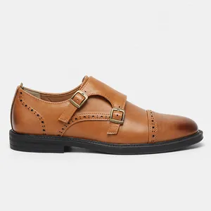 Vista laterale di eleganti scarpe monk a doppia fibbia in pelle con dettagli brogue