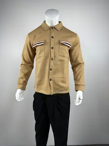 Vue détaillée de la veste de travail vintage kaki pour hommes avec poches rayées