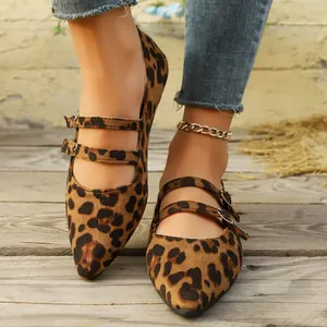 Gros plan sur des ballerines Mary Jane léopard à double bride et bout pointu élégant