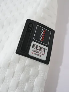 Dettaglio di maglia in pile tattico bianco con trama a nido d'ape e tasca nera patch