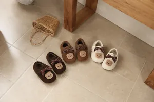 Detailansicht der gemütlichen Kleinkind-Winterschuhe mit Bären- und Schleifendesign