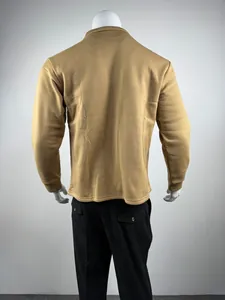Vue arrière d'une veste de travail vintage en polaire kaki pour homme sur mannequin.