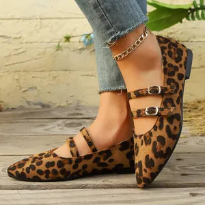 Gros plan de chaussures Mary Jane léopard avec doubles brides et bout pointu