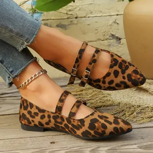 Vue détaillée de chaussures Mary Jane vintage à imprimé léopard avec doubles boucles