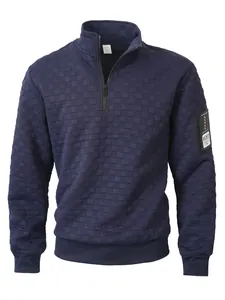 Primo piano della felpa tattica blu navy in pile con trama a griglia e mezza zip