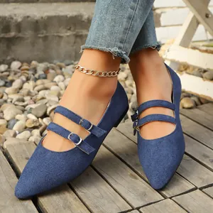 Gros plan de Mary Janes en daim bleu à bout pointu avec double bride