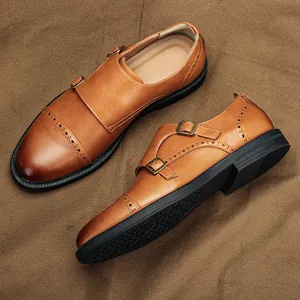 Vista dettagliata delle scarpe a doppia fibbia in pelle marrone con accenti brogue classici