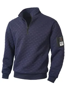 Dettaglio del pullover tattico in pile blu navy con trama a scacchi e mezza zip.