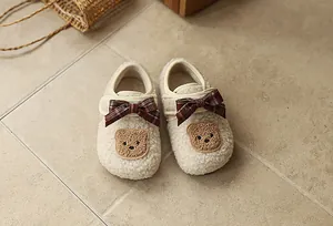 Detailansicht der gefütterten Winterschuhe für Mädchen mit Schleife und Bären-Patch