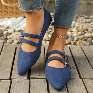 Vue détaillée de chaussures Mary Jane en daim bleu à bout pointu et double bride à boucle