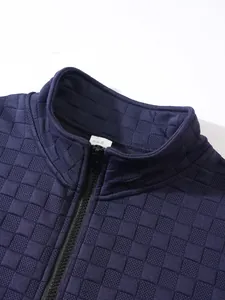 Primo piano della giacca in pile tattica blu navy con cerniera e trama a scacchi fine